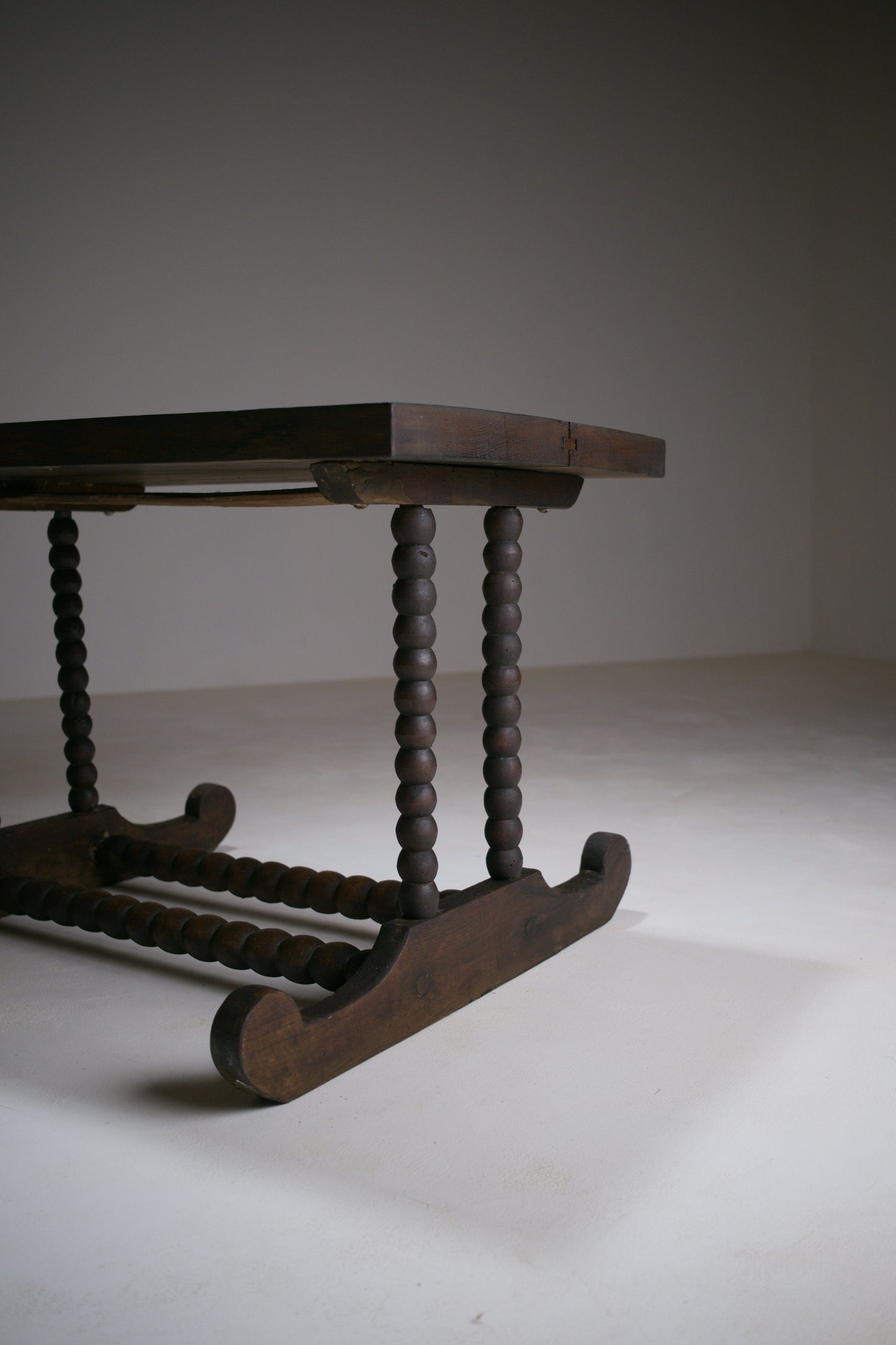 Petite table basse rustique à piètement tourné