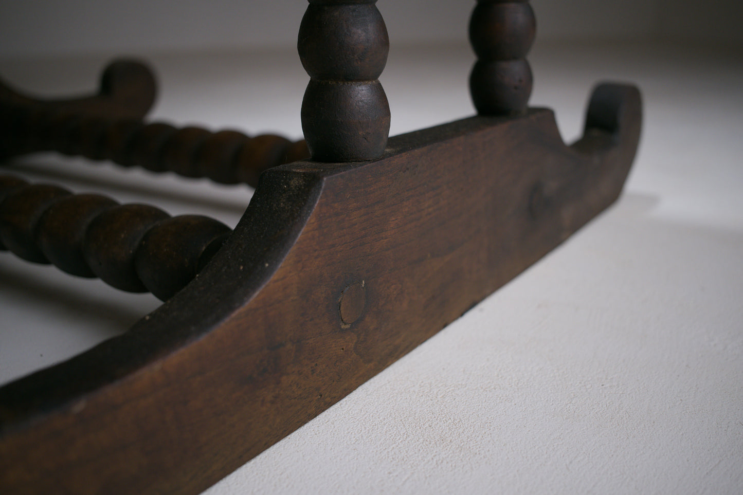 Petite table basse rustique à piètement tourné