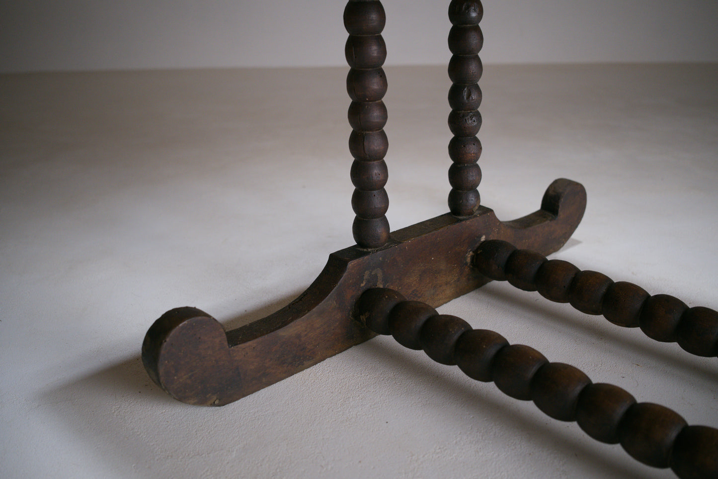 Petite table basse rustique à piètement tourné