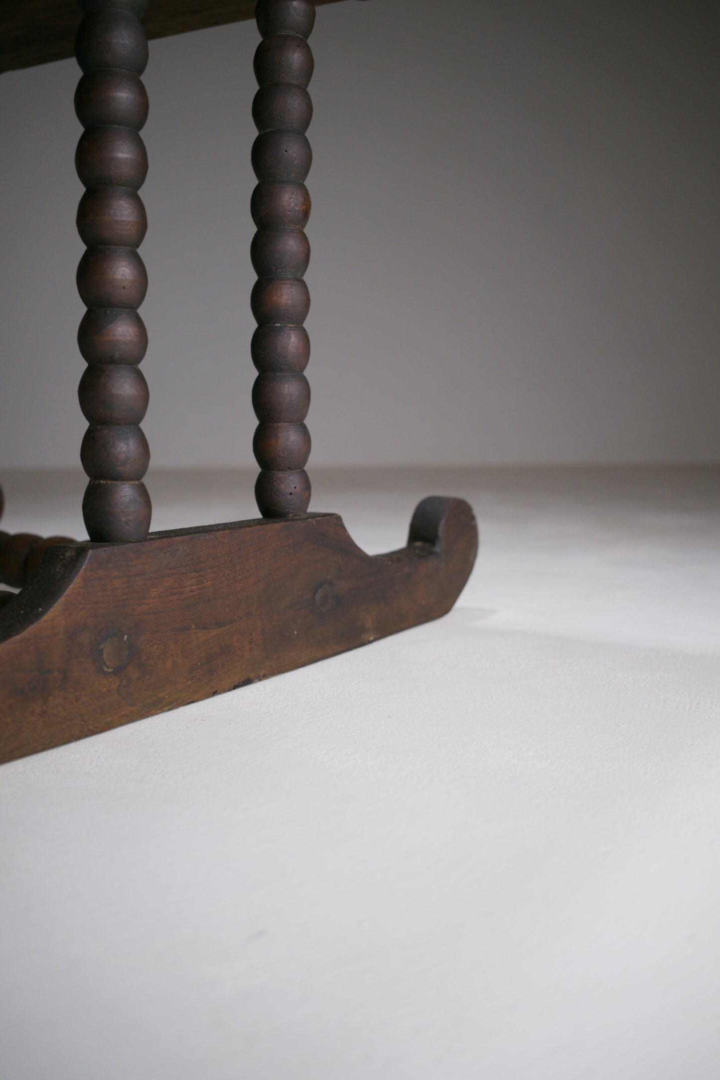 Petite table basse rustique à piètement tourné