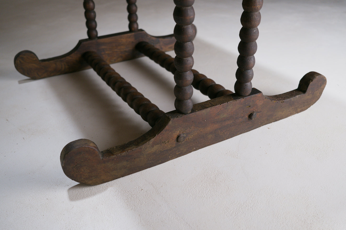 Petite table basse rustique à piètement tourné