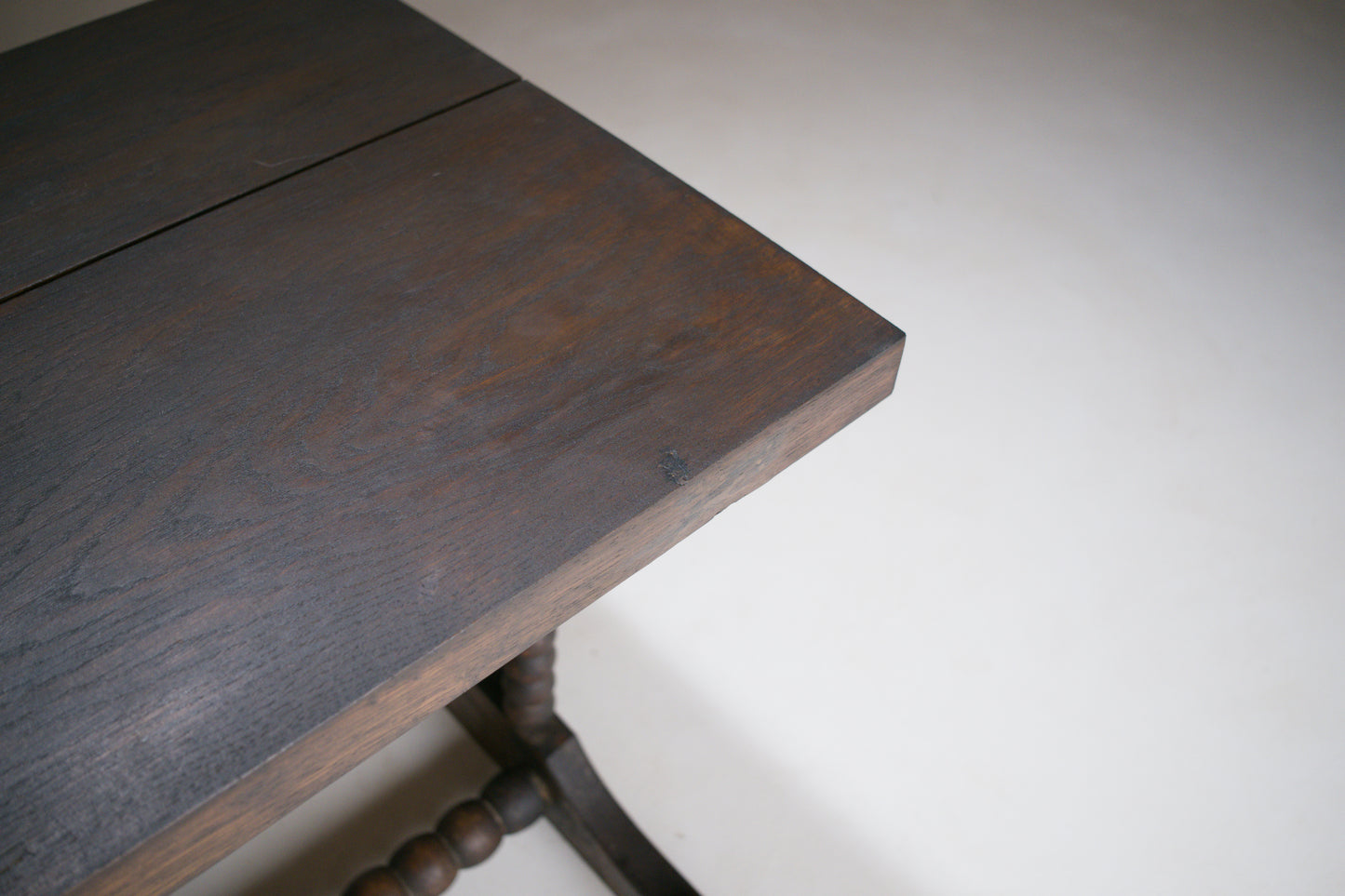 Petite table basse rustique à piètement tourné