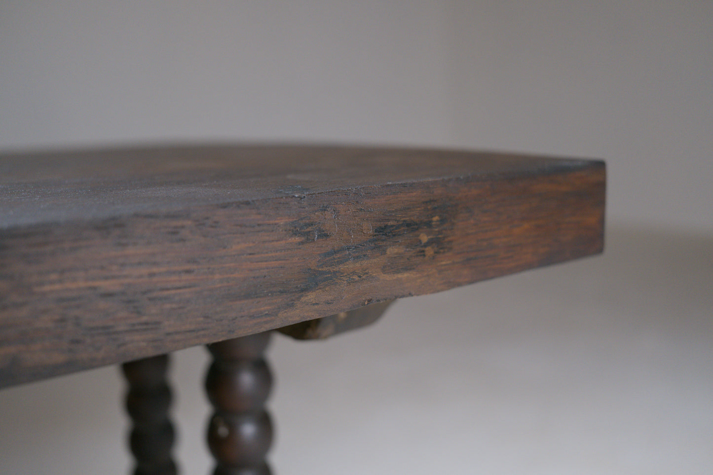 Petite table basse rustique à piètement tourné