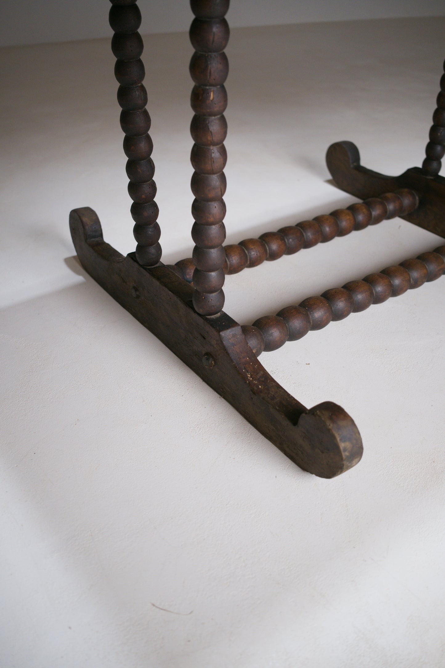 Petite table basse rustique à piètement tourné