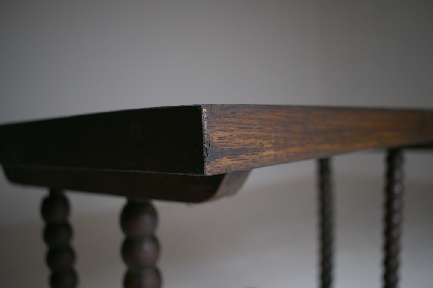 Petite table basse rustique à piètement tourné