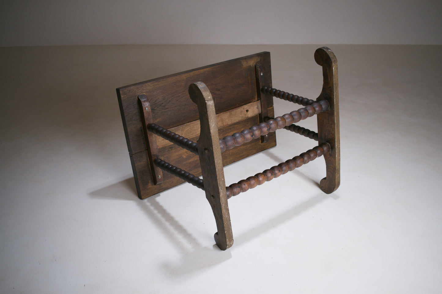 Petite table basse rustique à piètement tourné