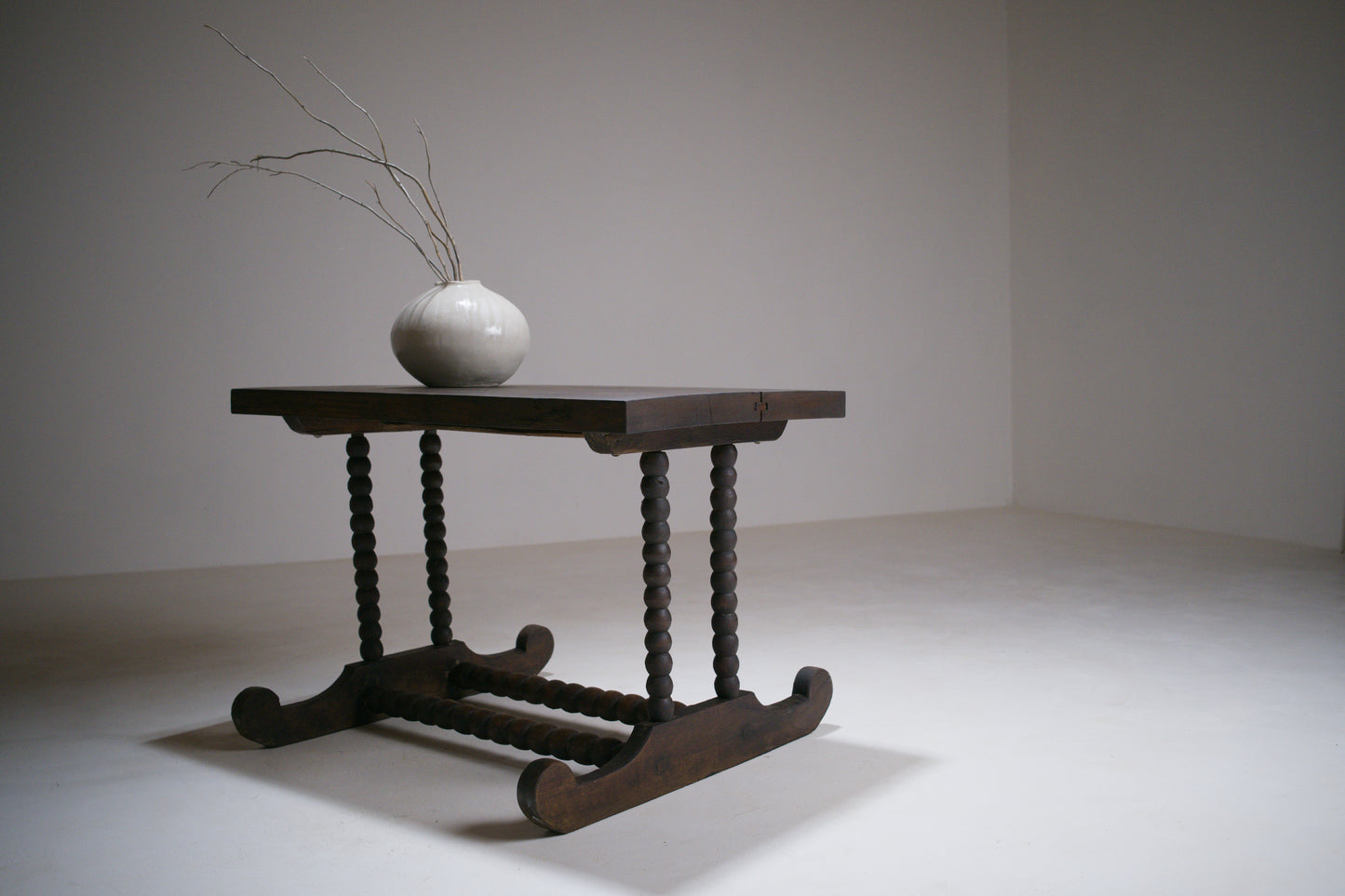 Petite table basse rustique à piètement tourné