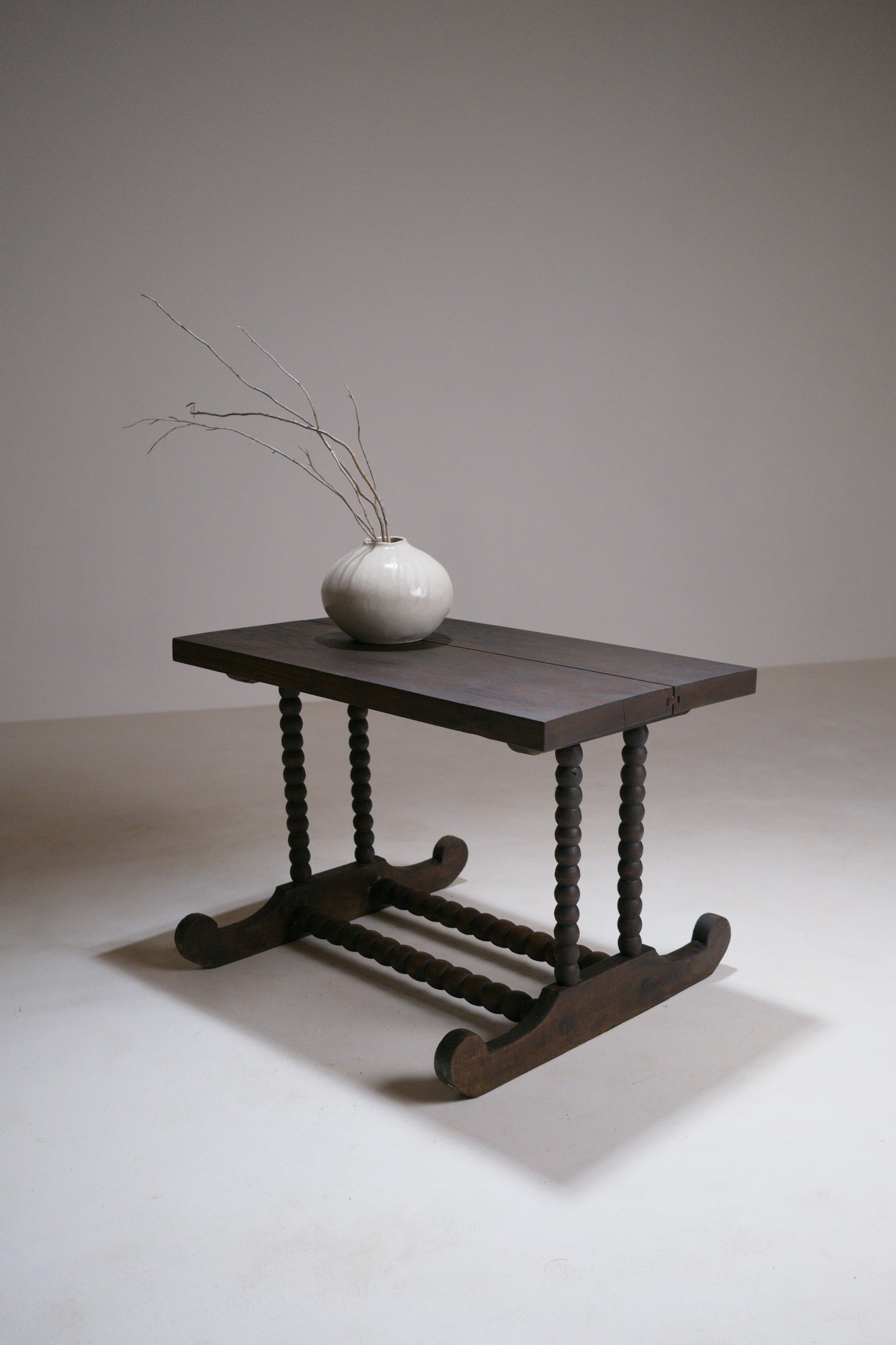 Petite table basse rustique à piètement tourné