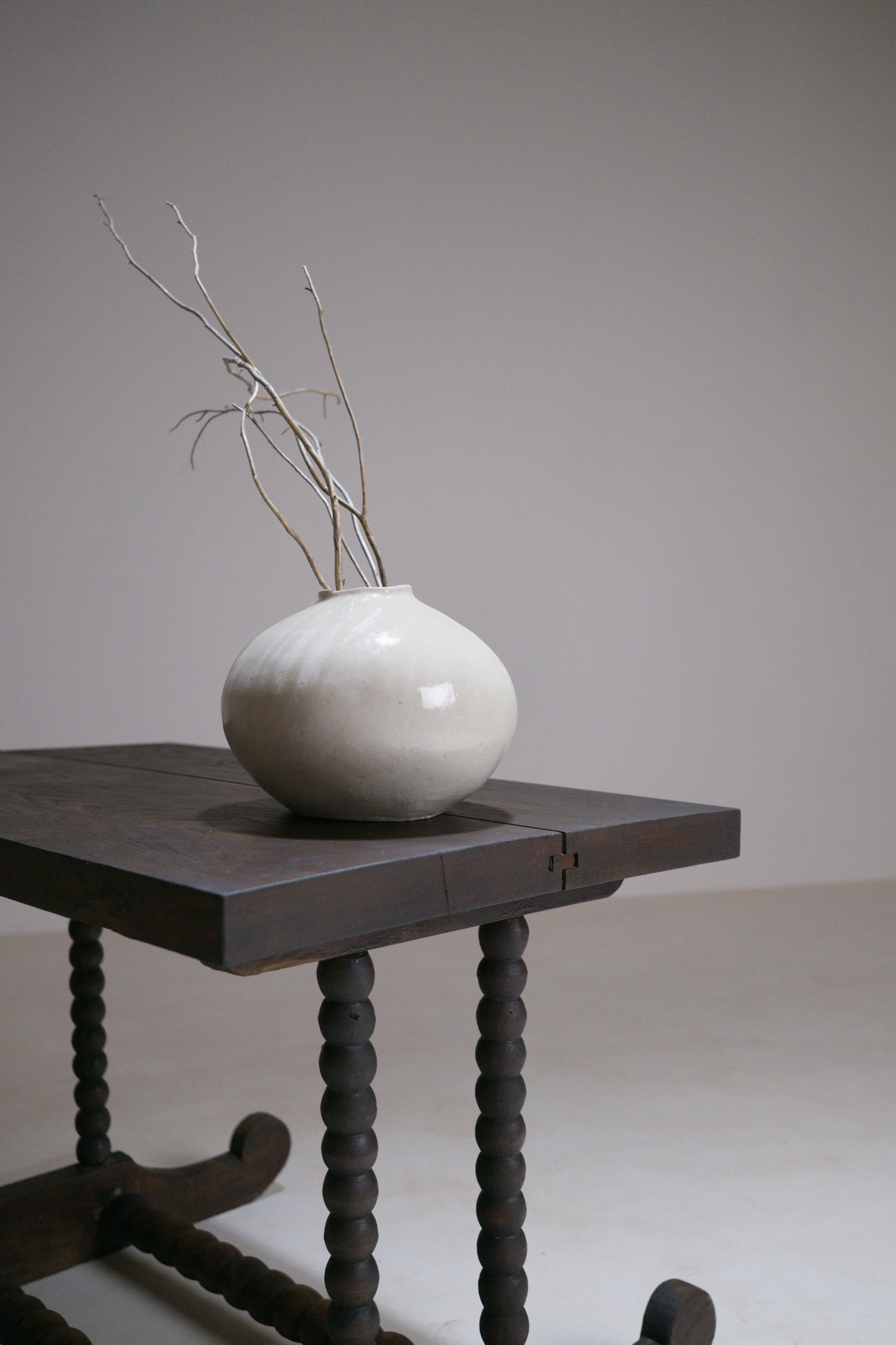 Petite table basse rustique à piètement tourné
