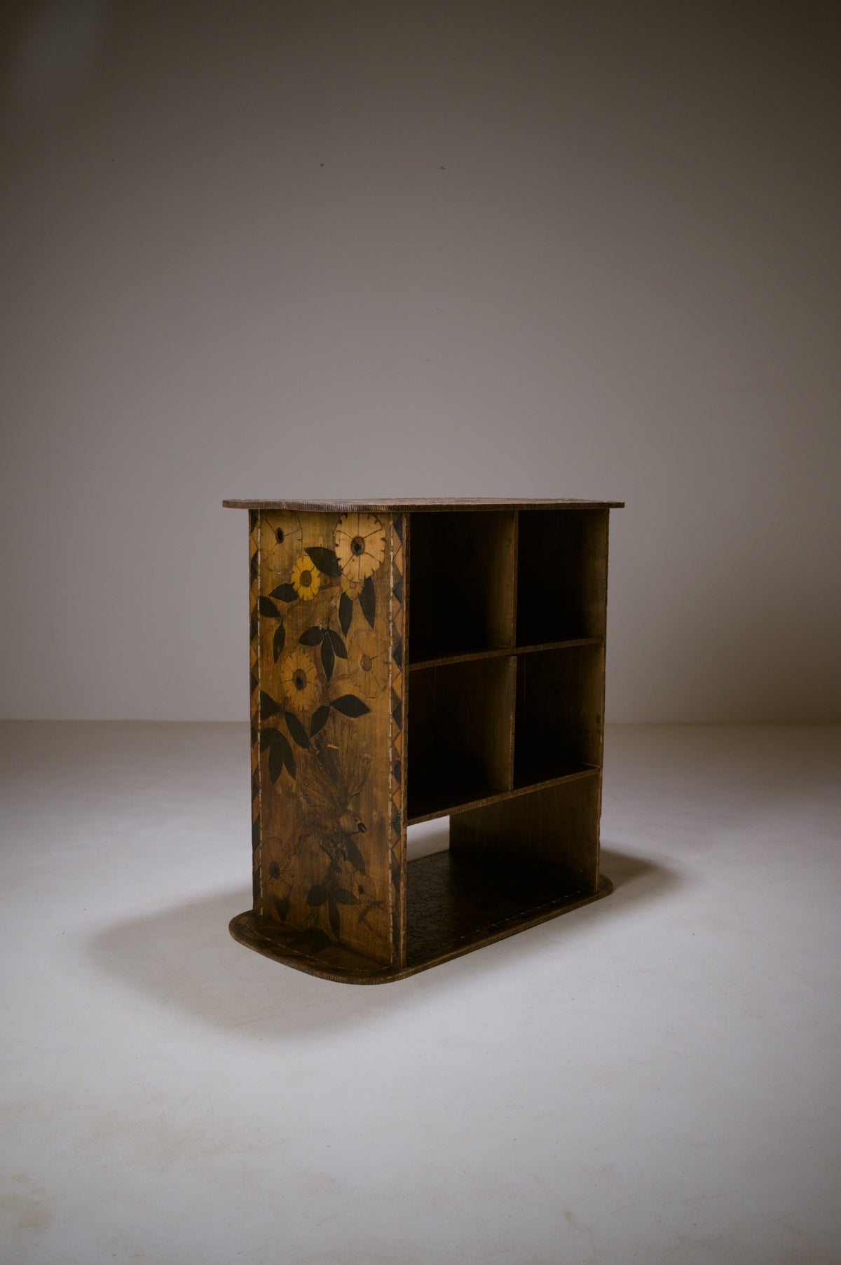 Étagère Art déco pyrogravée et teintée, vers 1920