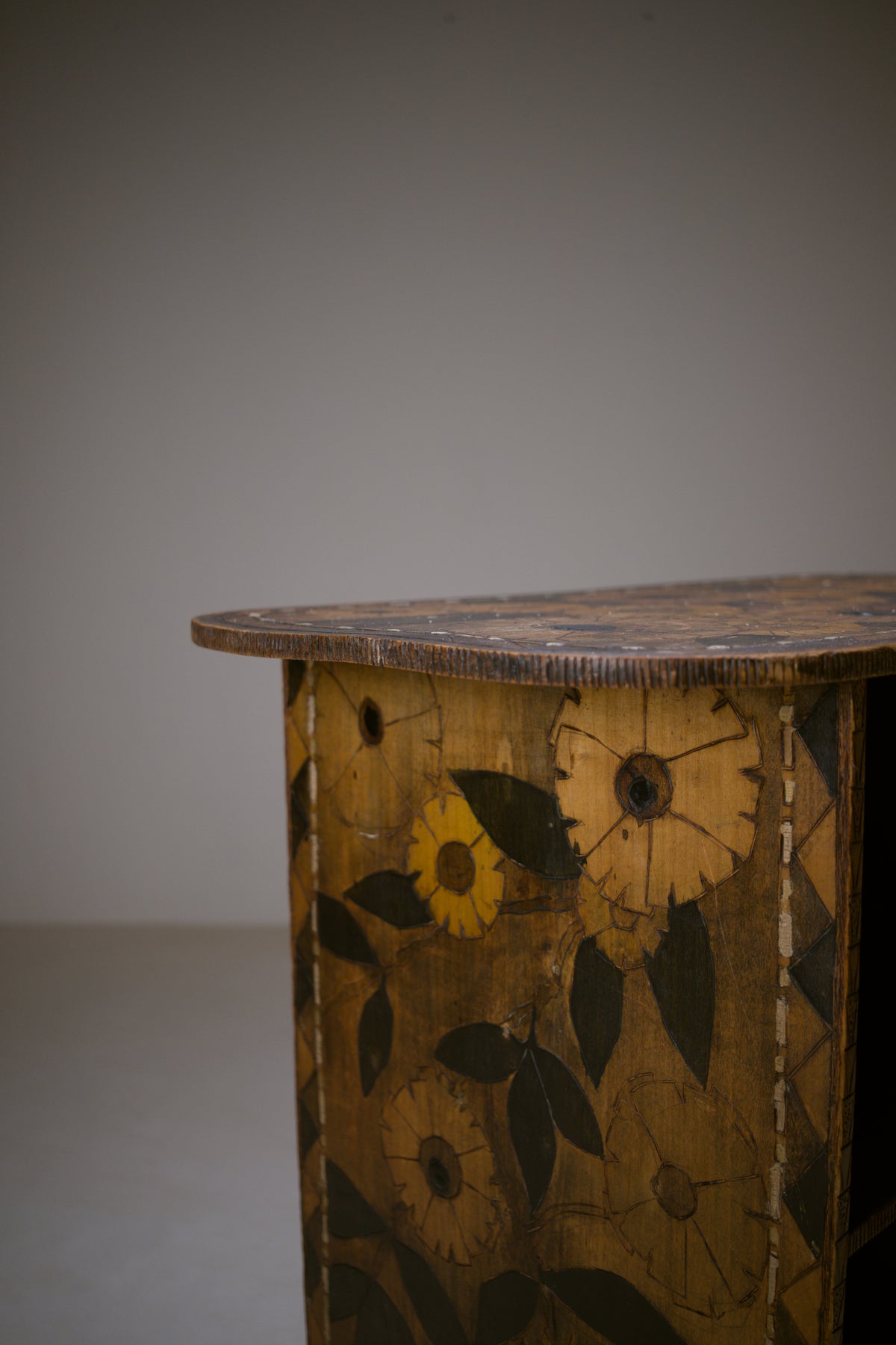 Étagère Art déco pyrogravée et teintée, vers 1920