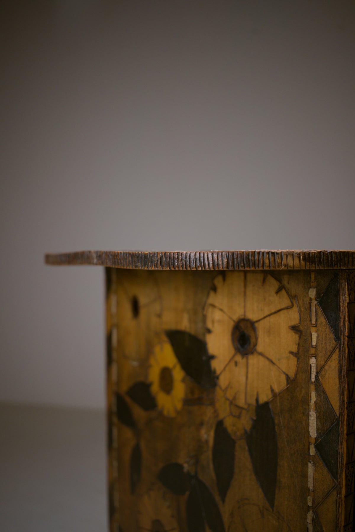 Étagère Art déco pyrogravée et teintée, vers 1920