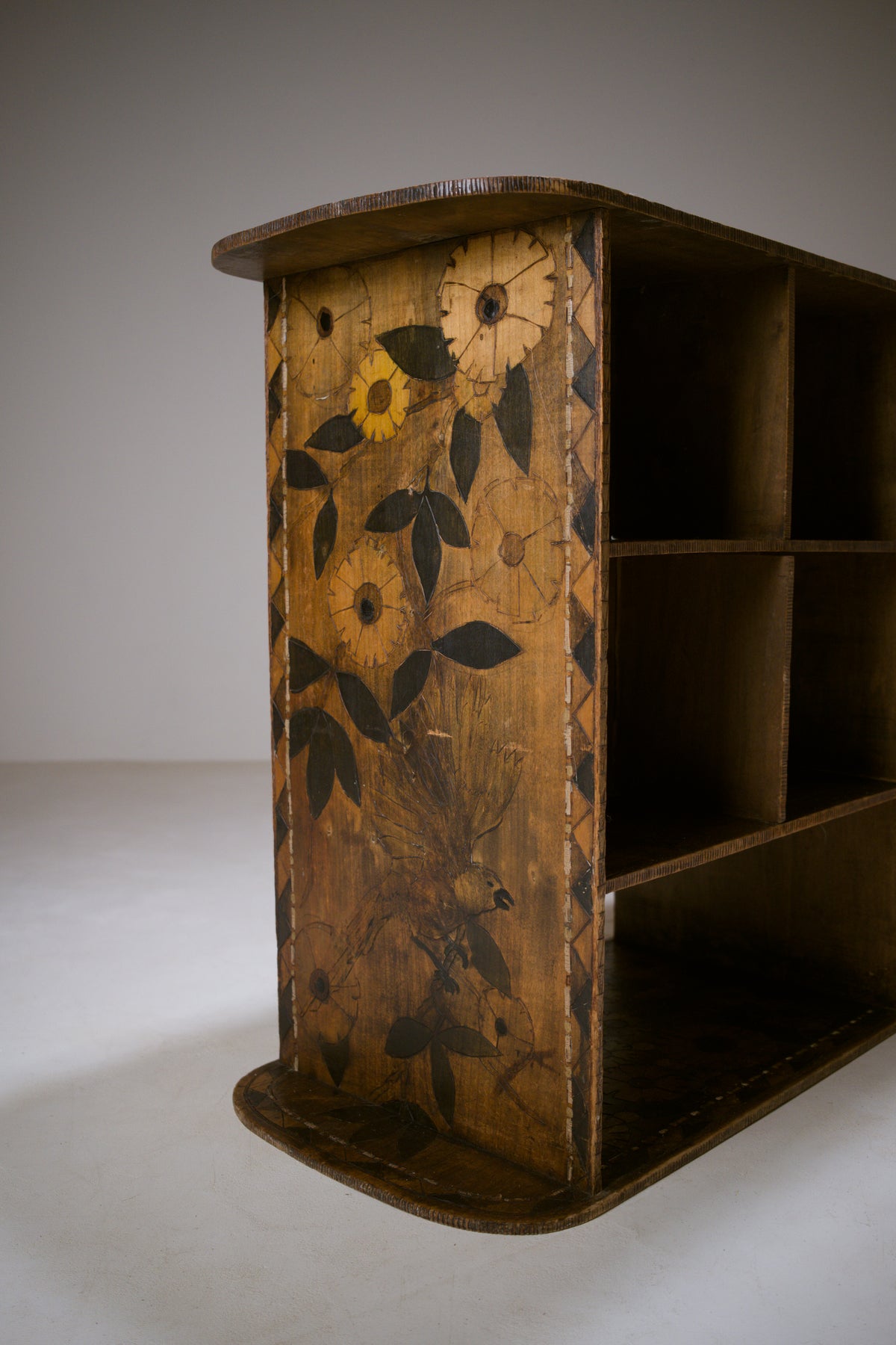 Étagère Art déco pyrogravée et teintée, vers 1920