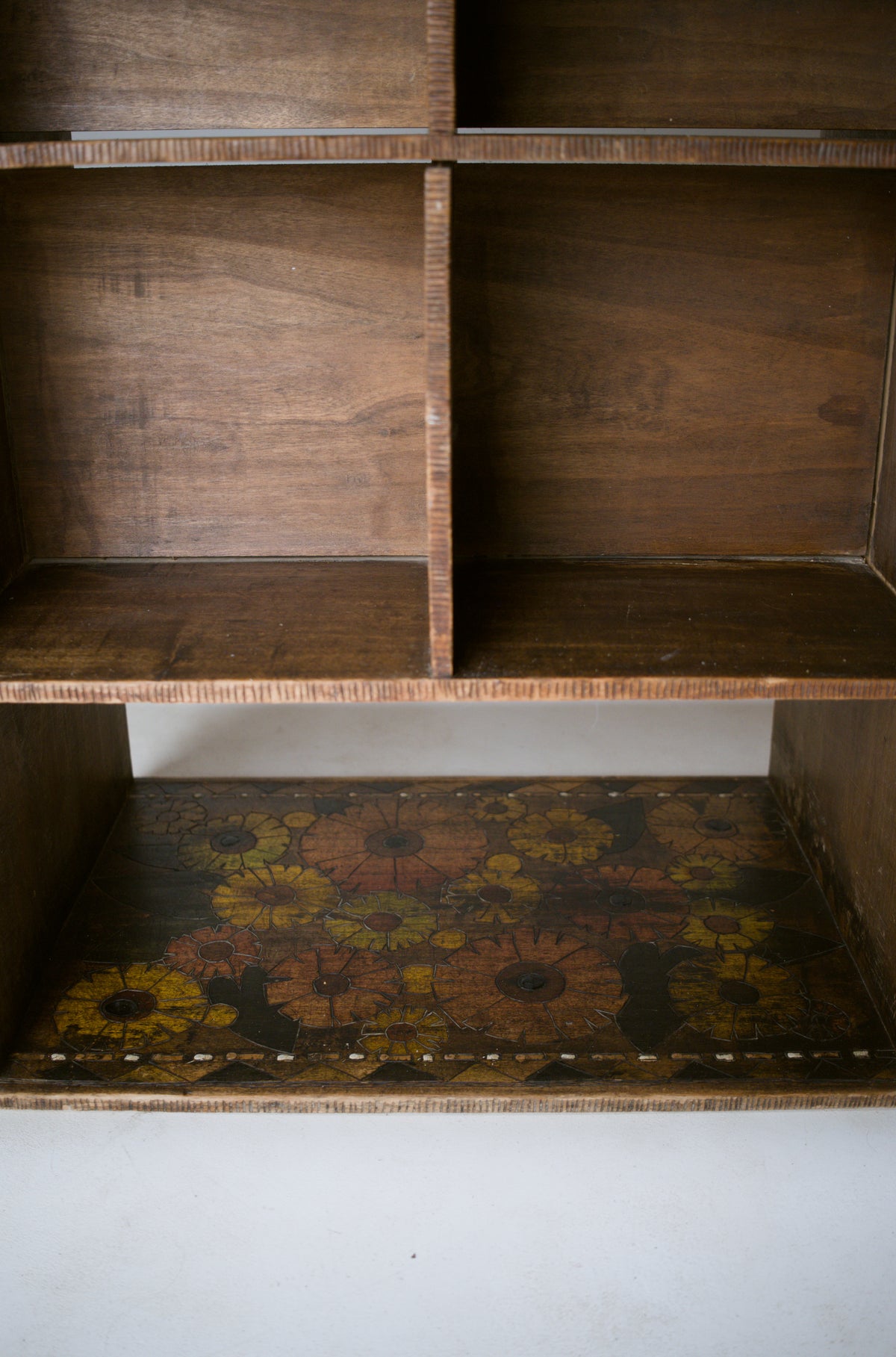 Étagère Art déco pyrogravée et teintée, vers 1920