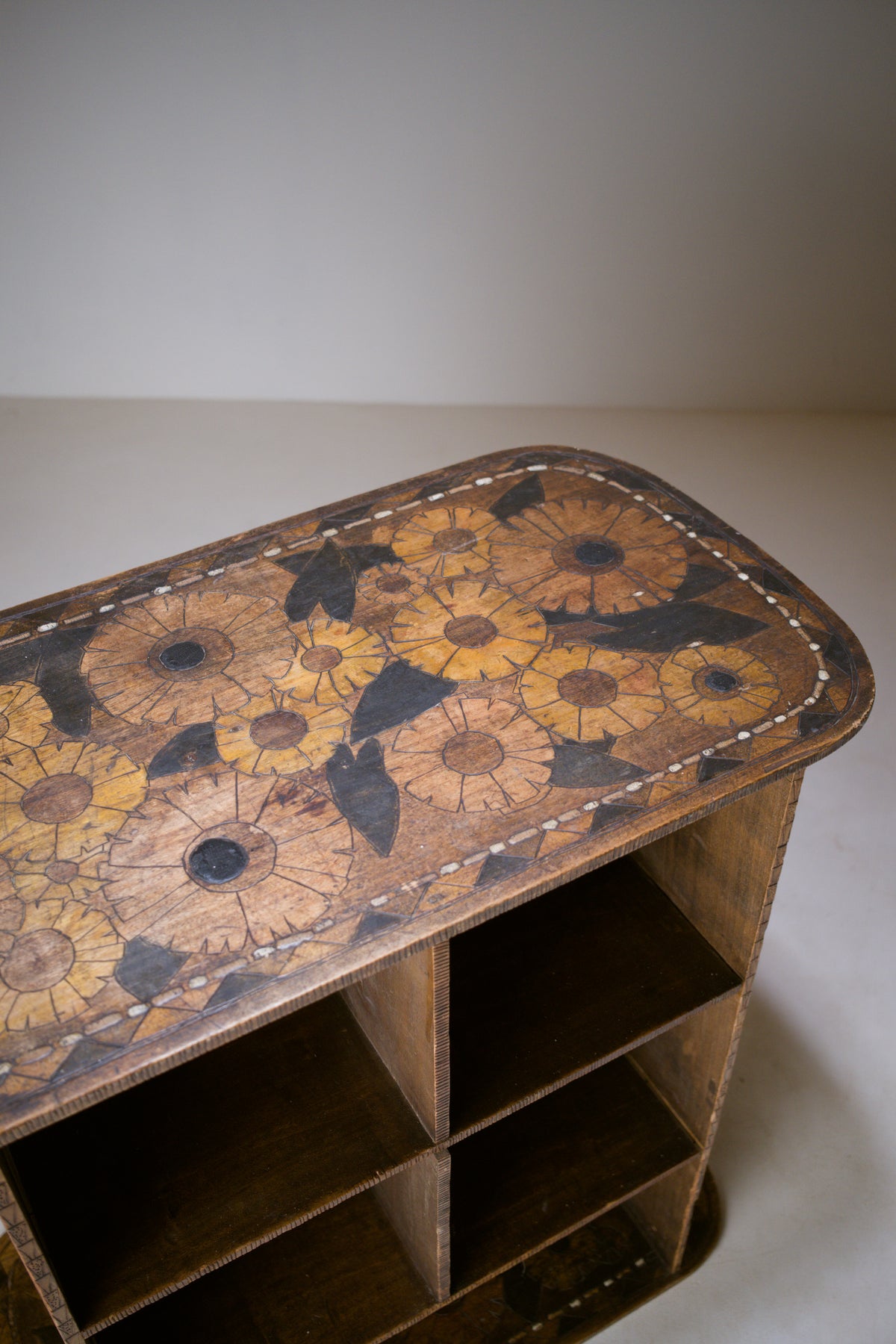 Étagère Art déco pyrogravée et teintée, vers 1920