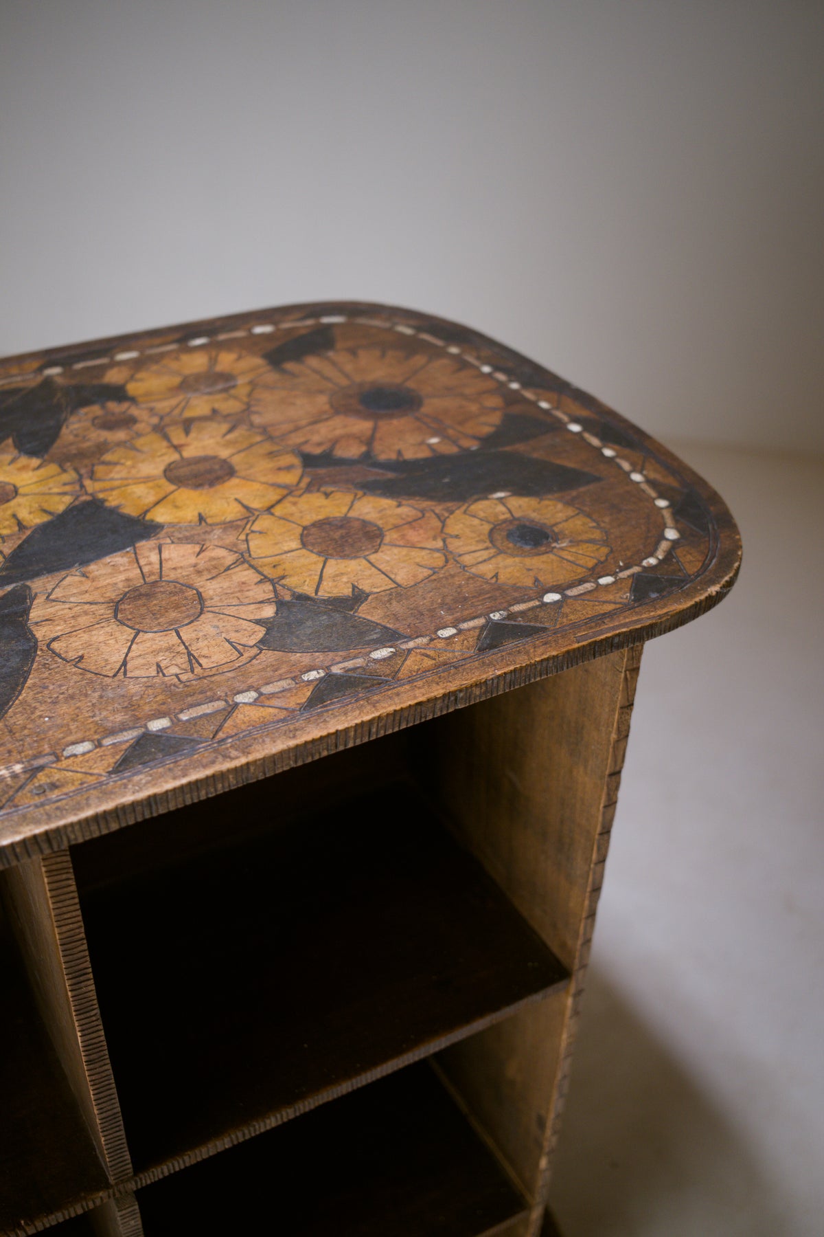 Étagère Art déco pyrogravée et teintée, vers 1920