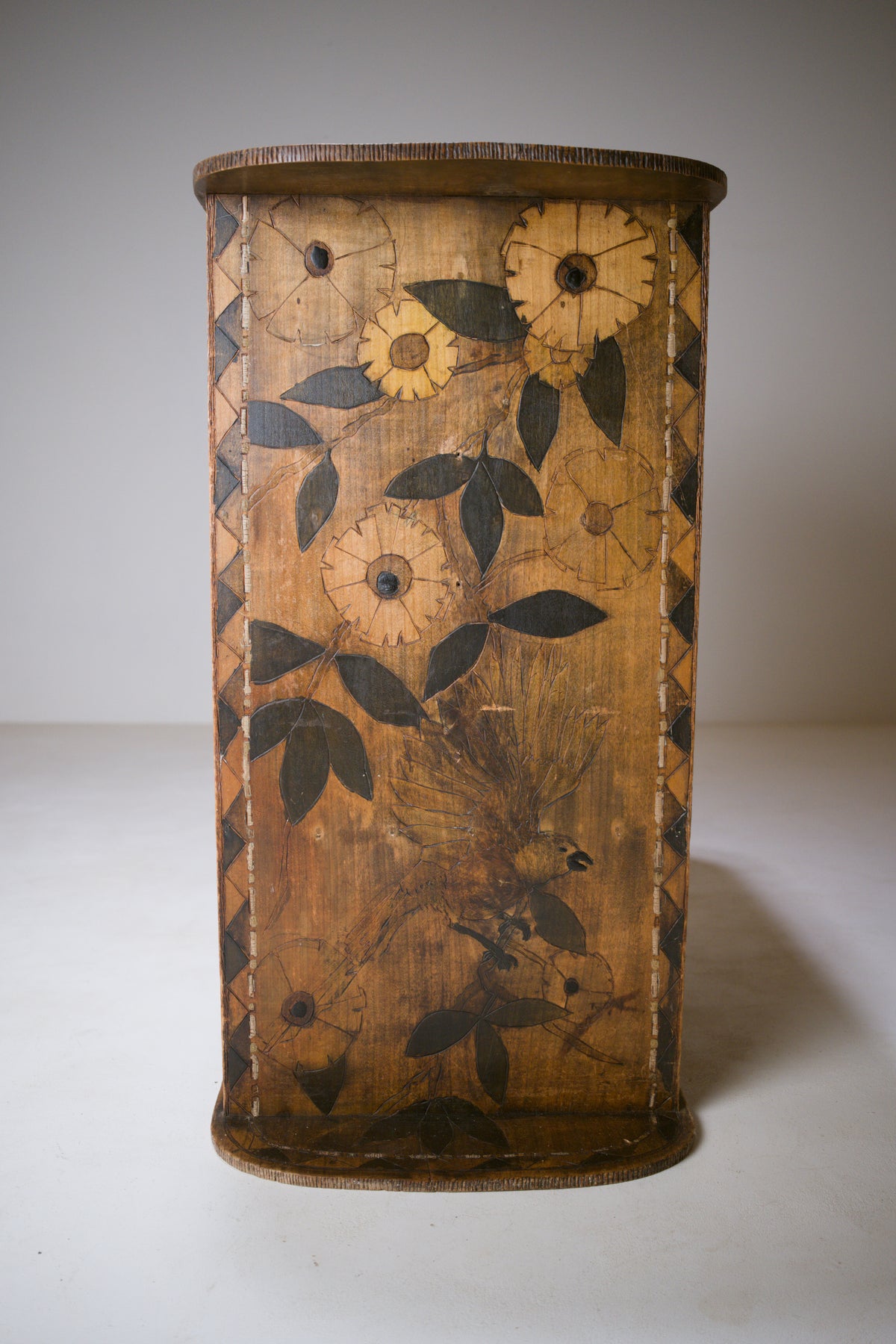 Étagère Art déco pyrogravée et teintée, vers 1920