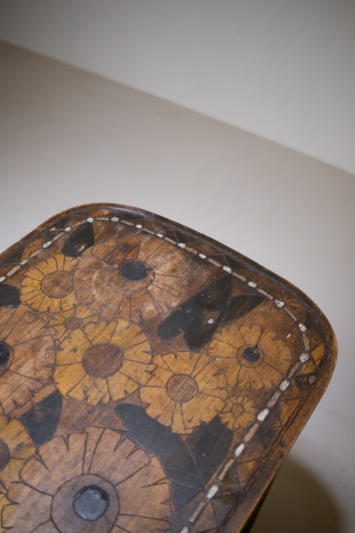 Étagère Art déco pyrogravée et teintée, vers 1920