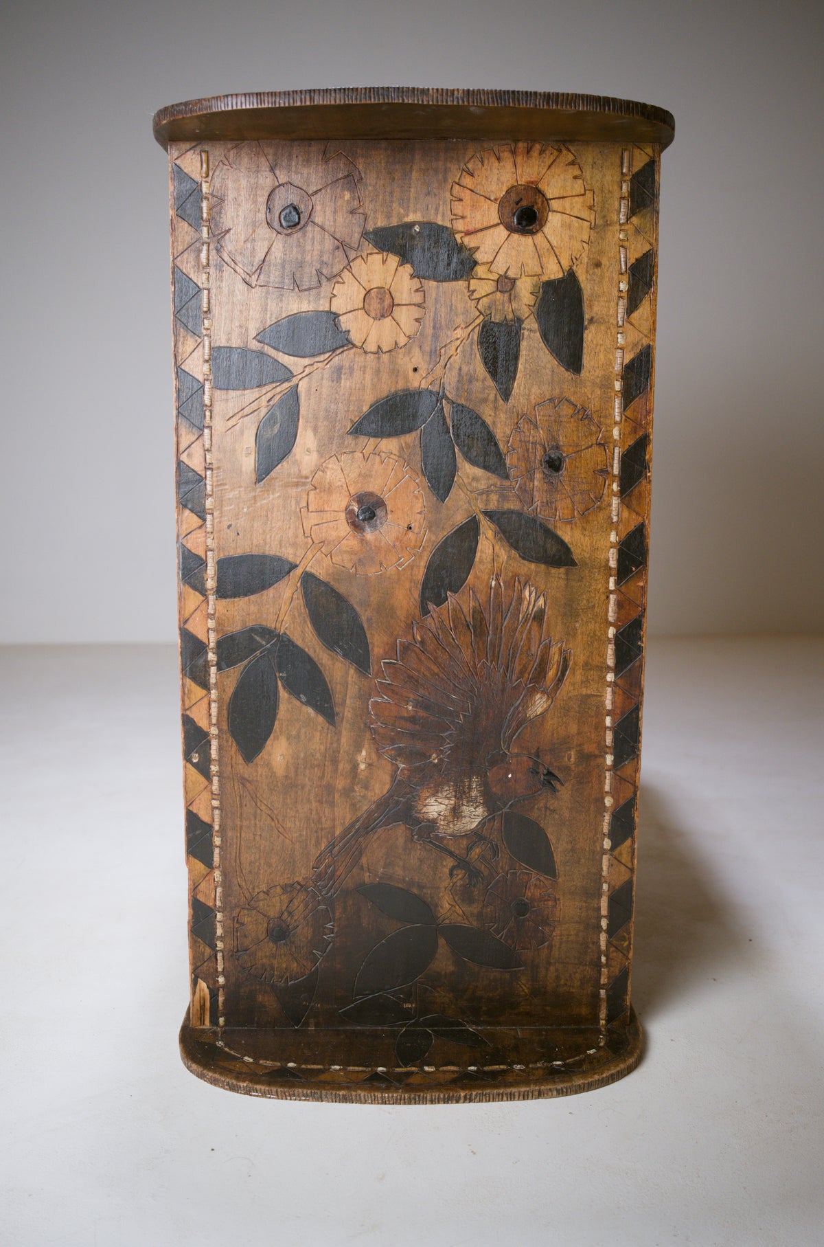 Étagère Art déco pyrogravée et teintée, vers 1920