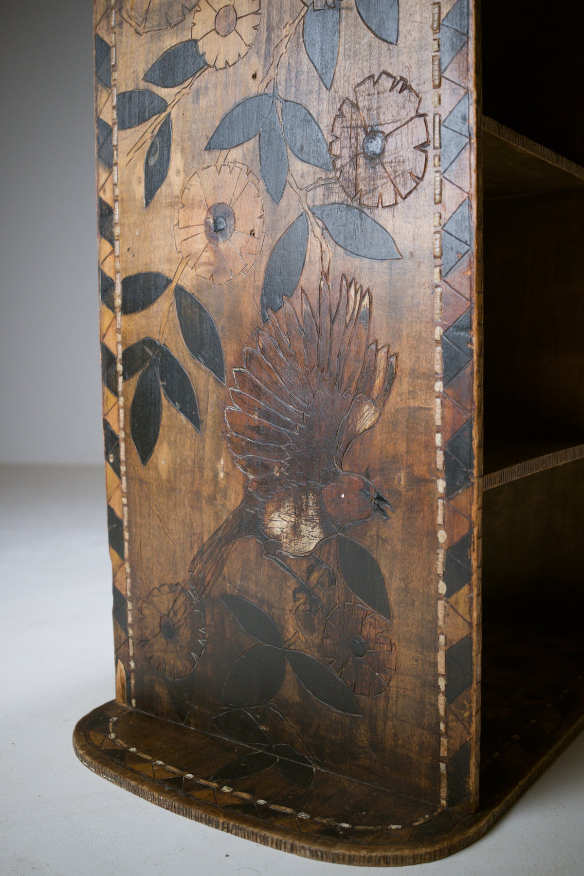 Étagère Art déco pyrogravée et teintée, vers 1920