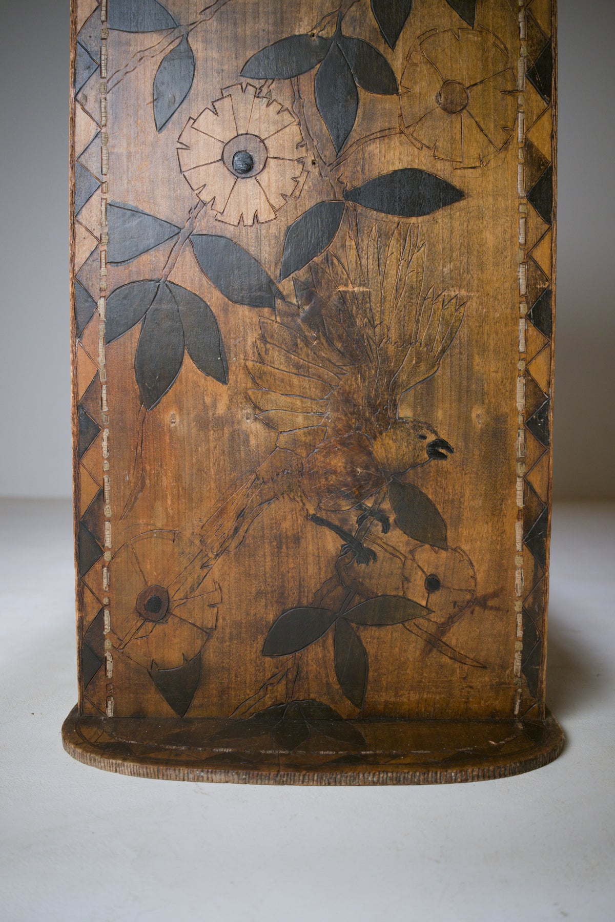 Étagère Art déco pyrogravée et teintée, vers 1920