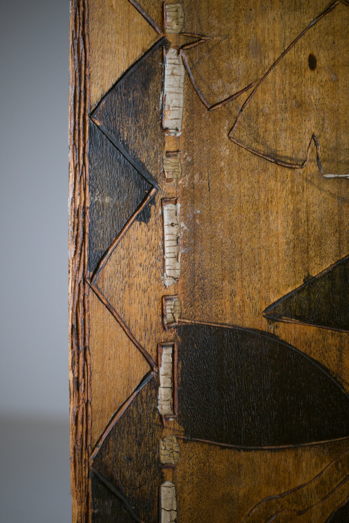 Étagère Art déco pyrogravée et teintée, vers 1920