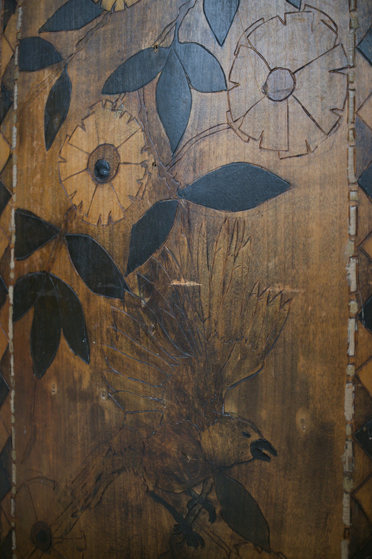 Étagère Art déco pyrogravée et teintée, vers 1920