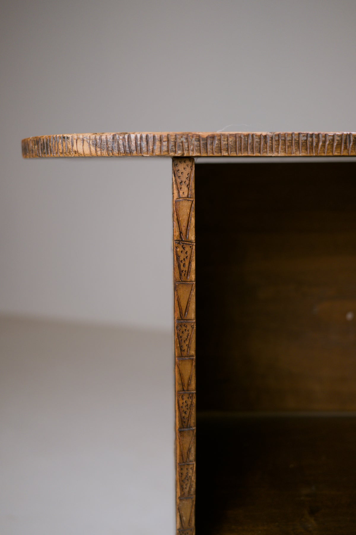 Étagère Art déco pyrogravée et teintée, vers 1920