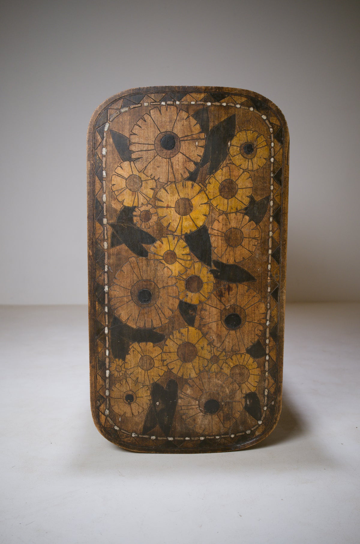 Étagère Art déco pyrogravée et teintée, vers 1920