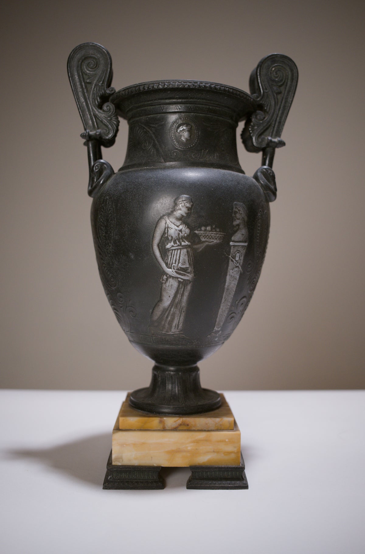 Paire de vases à l’antique, XIXe siècle