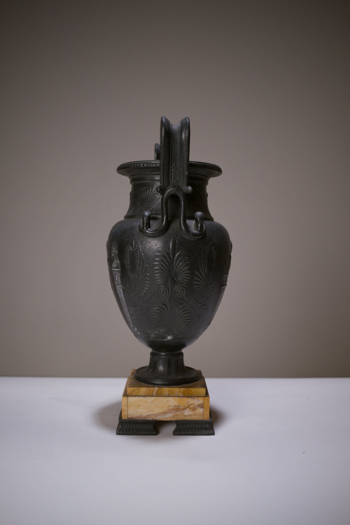 Paire de vases à l’antique, XIXe siècle