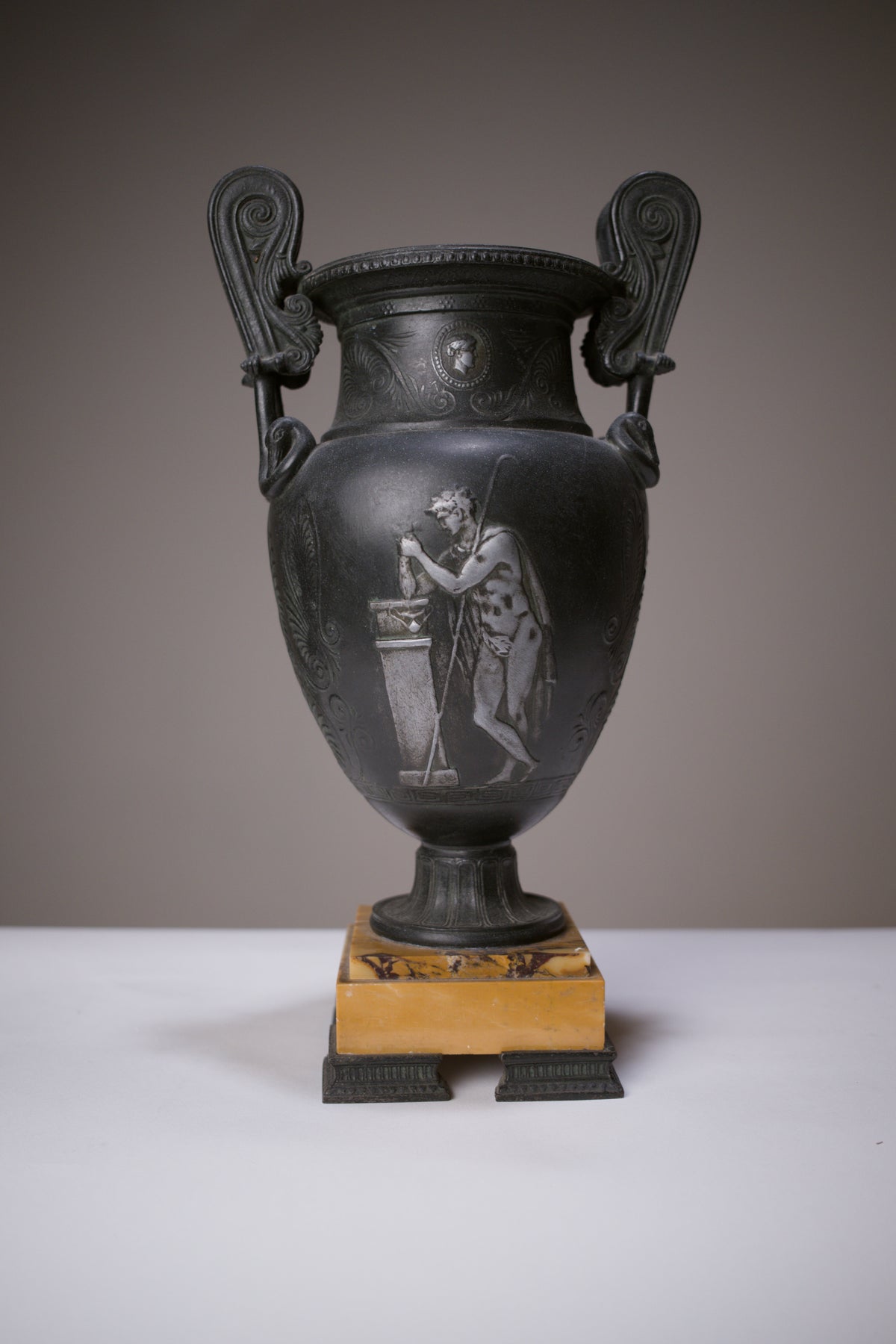 Paire de vases à l’antique, XIXe siècle