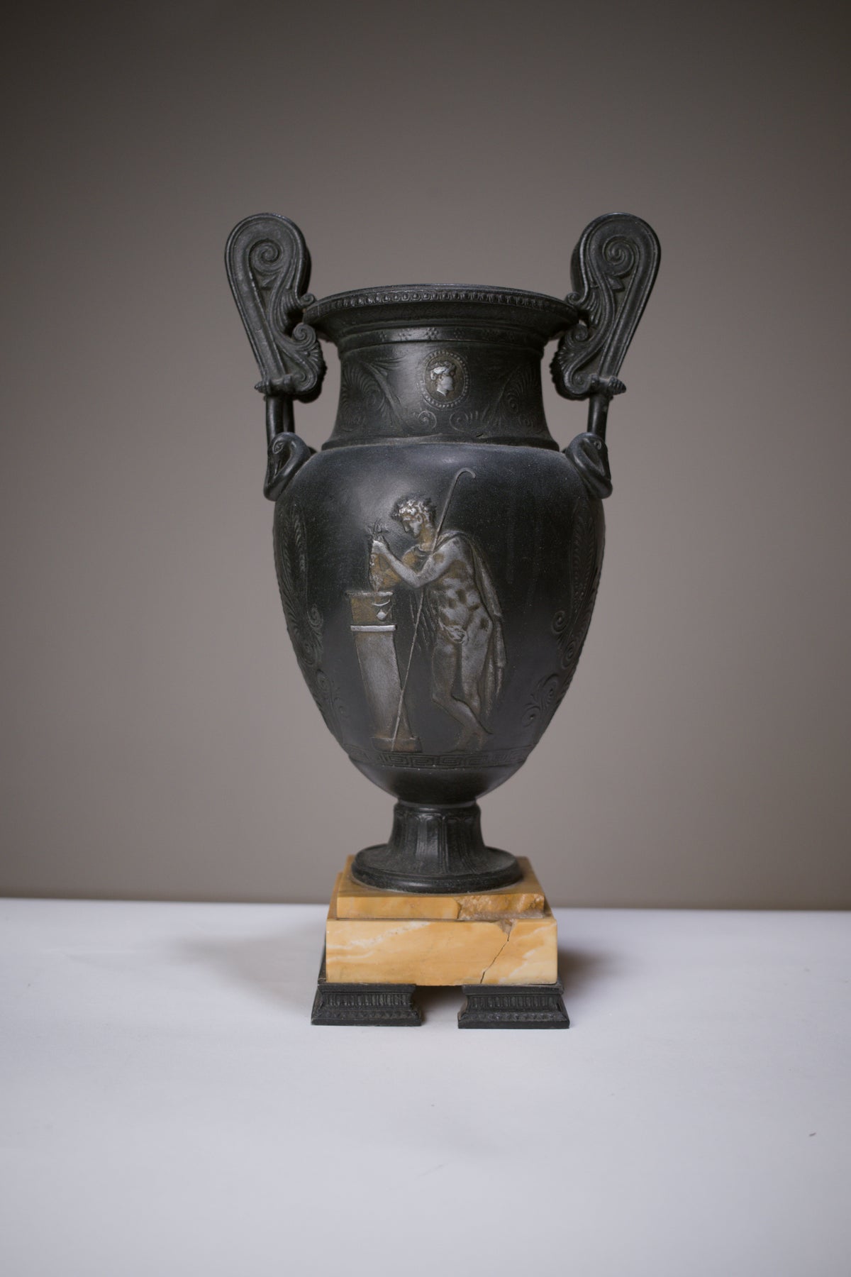 Paire de vases à l’antique, XIXe siècle