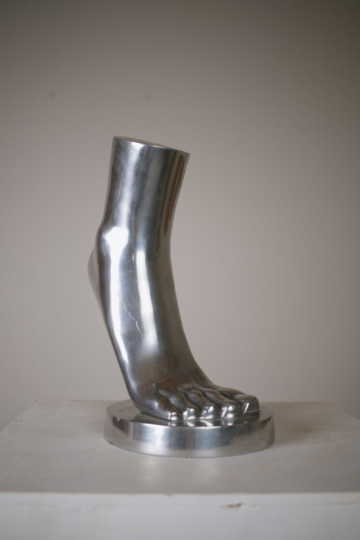 Pied sculptural en aluminium poli 