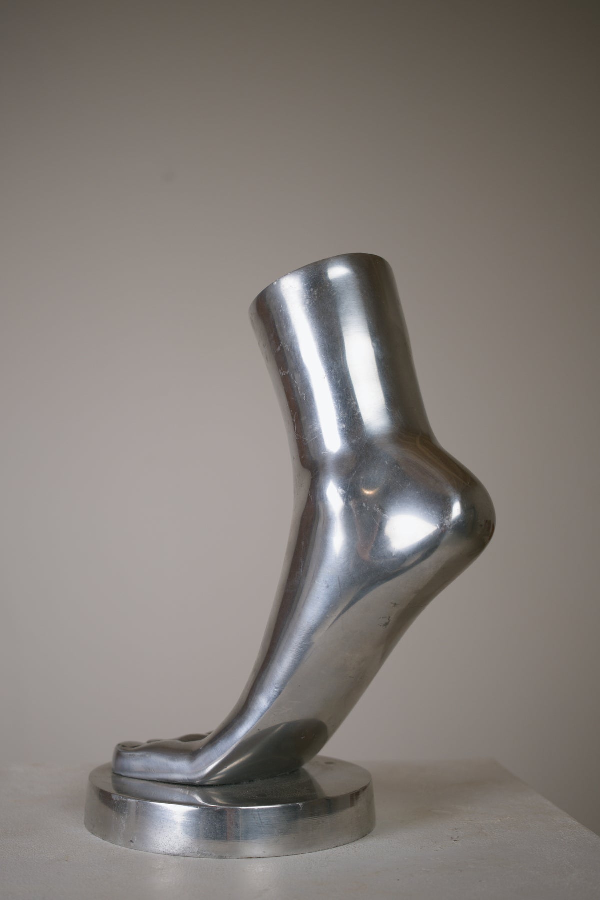 Pied sculptural en aluminium poli 