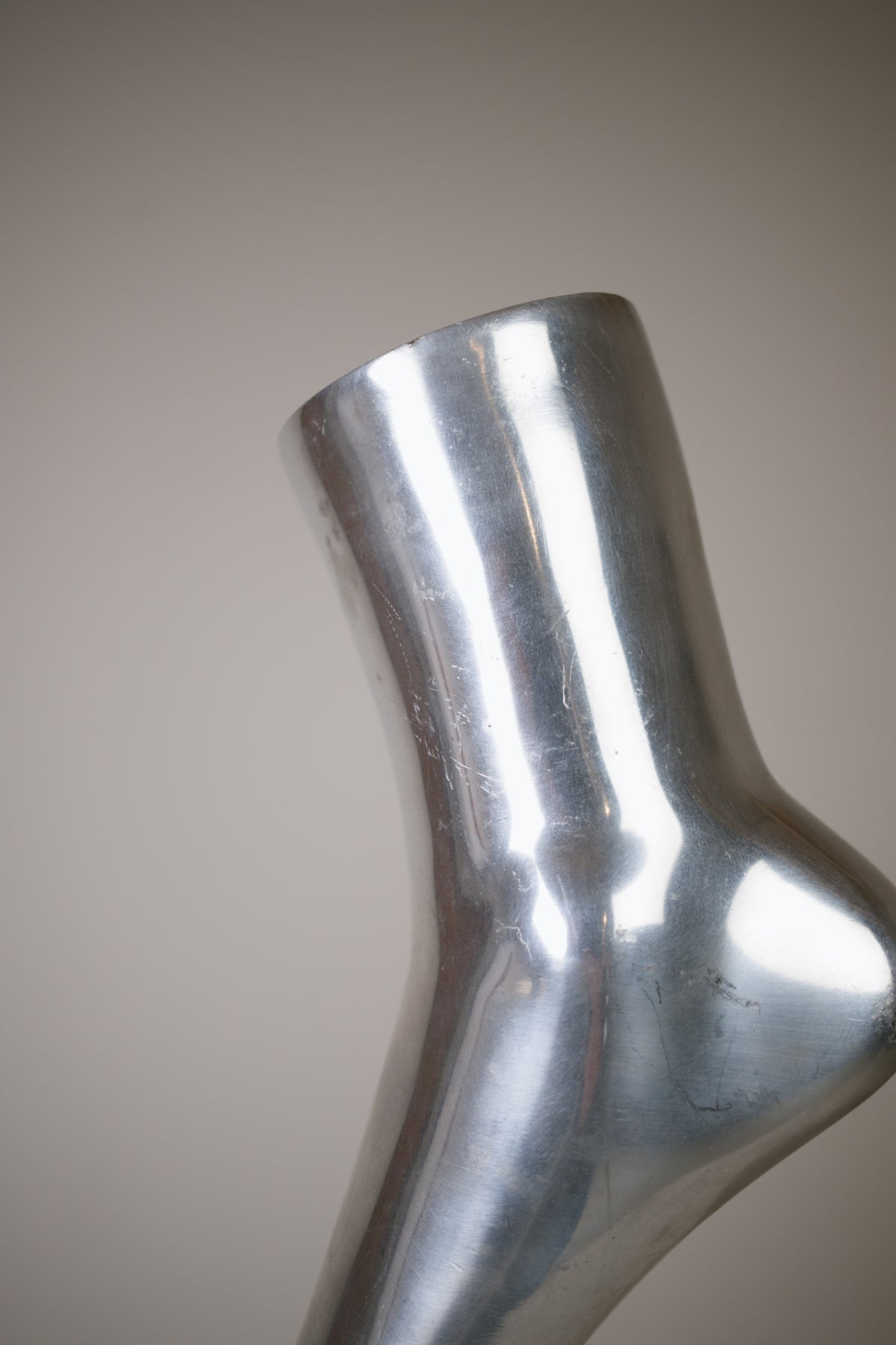 Pied sculptural en aluminium poli 