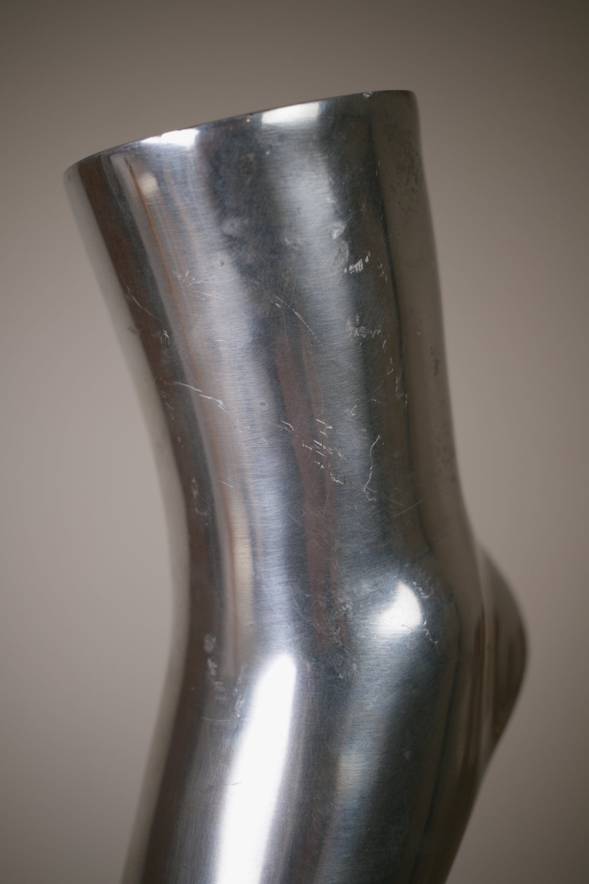 Pied sculptural en aluminium poli 