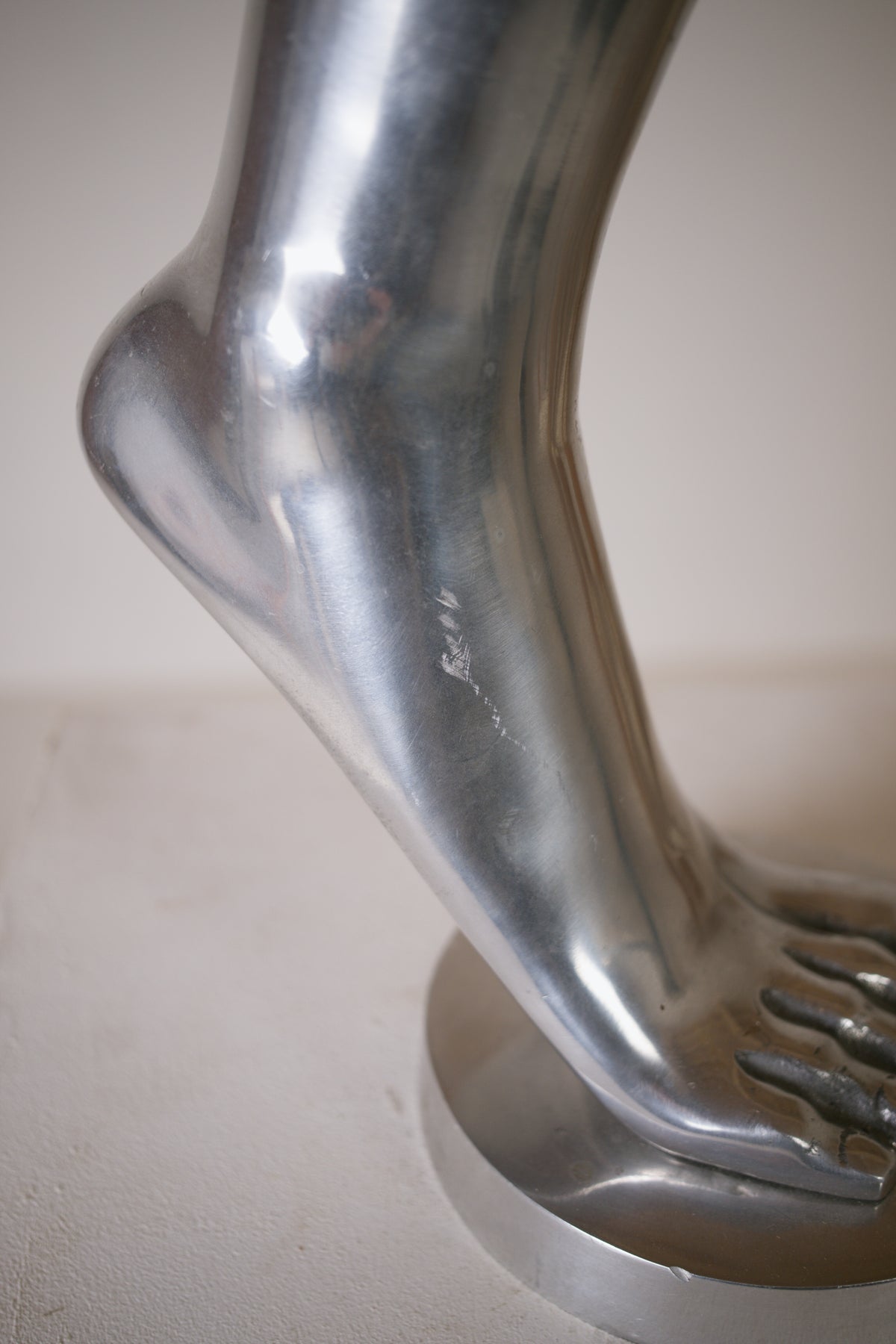 Pied sculptural en aluminium poli 
