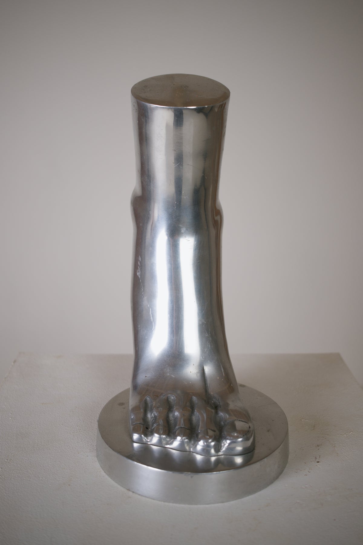 Pied sculptural en aluminium poli 