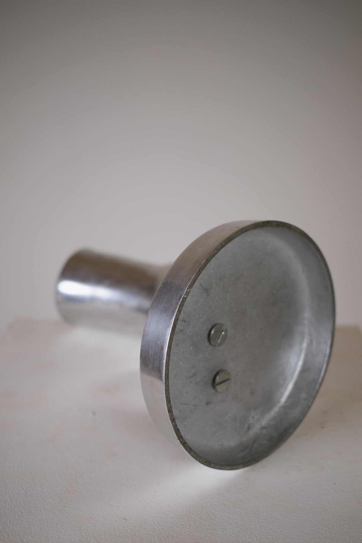 Pied sculptural en aluminium poli 
