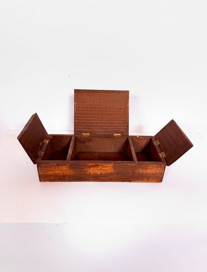Ancienne boîte à bijoux en bois gravé