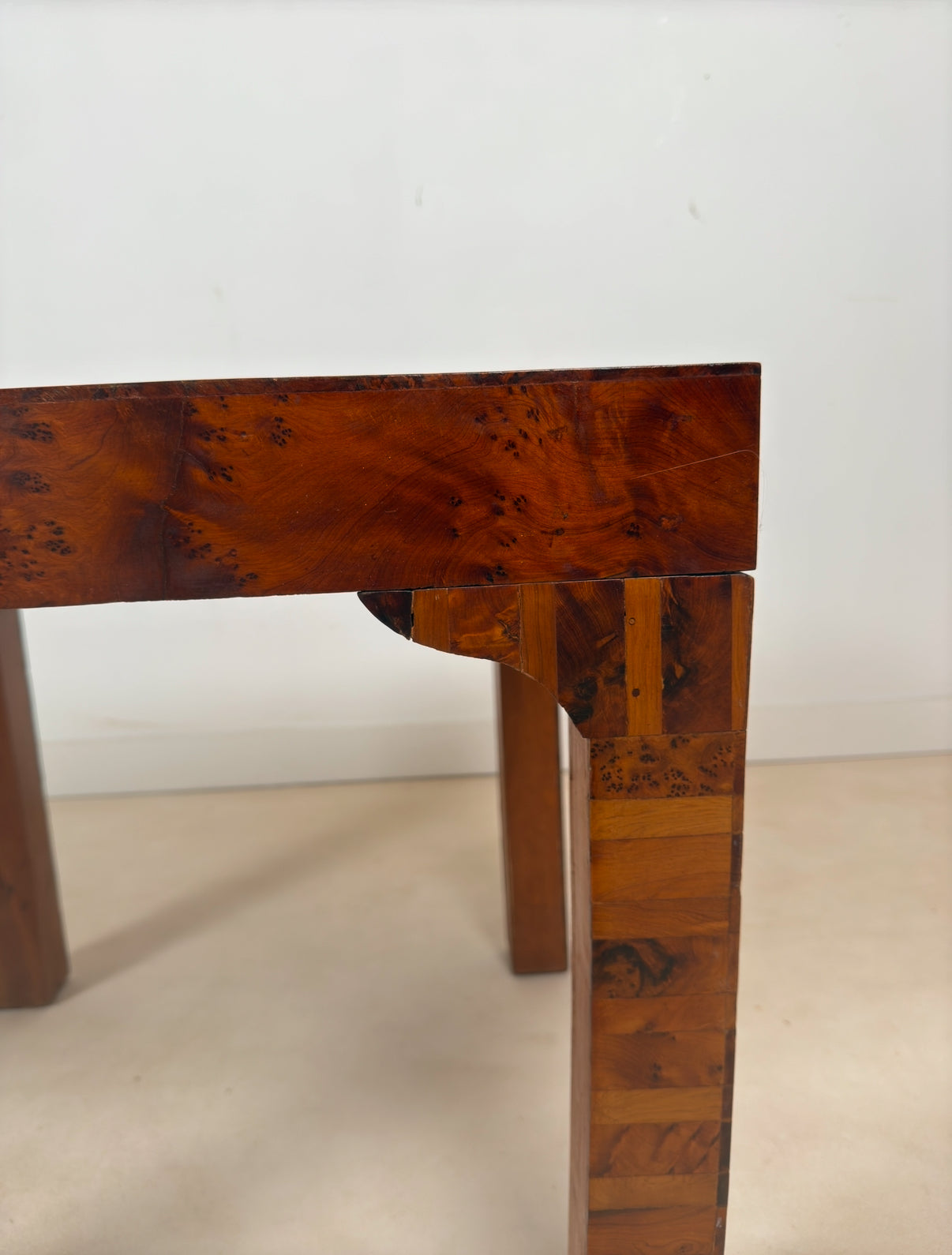 Table d’appoint art déco en bois de thuya