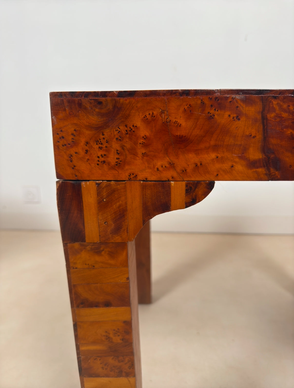Table d’appoint art déco en bois de thuya