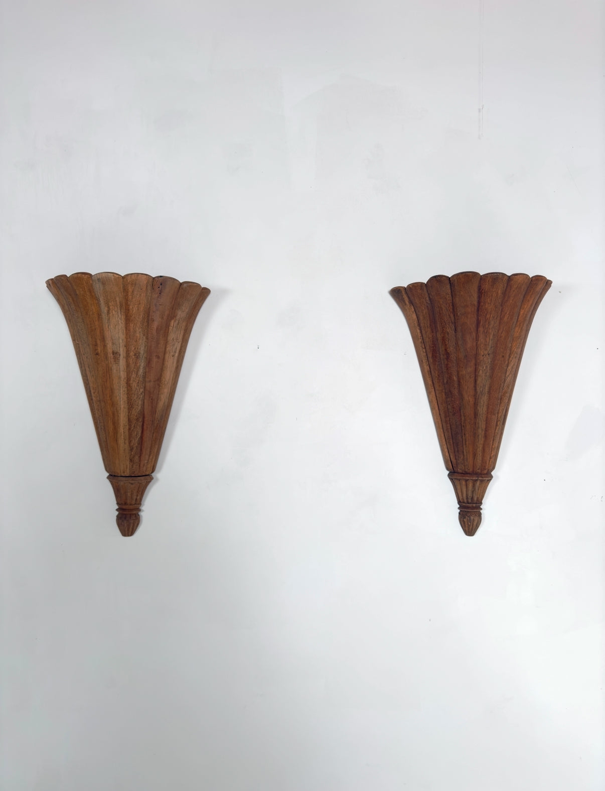 Appliques murales néoclassiques en bois sculpté
