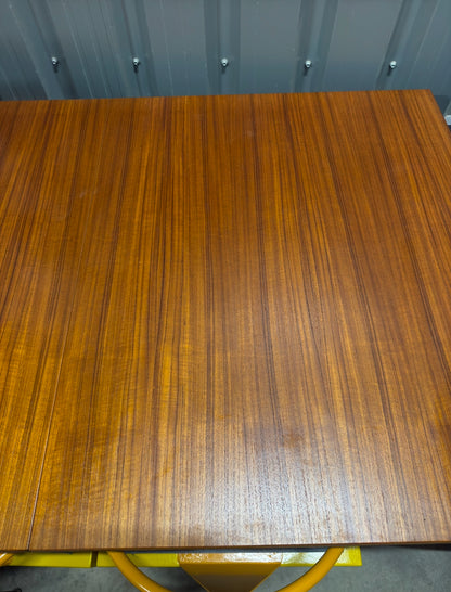Table de salle à manger de style scandinave à rallonges intégrées.