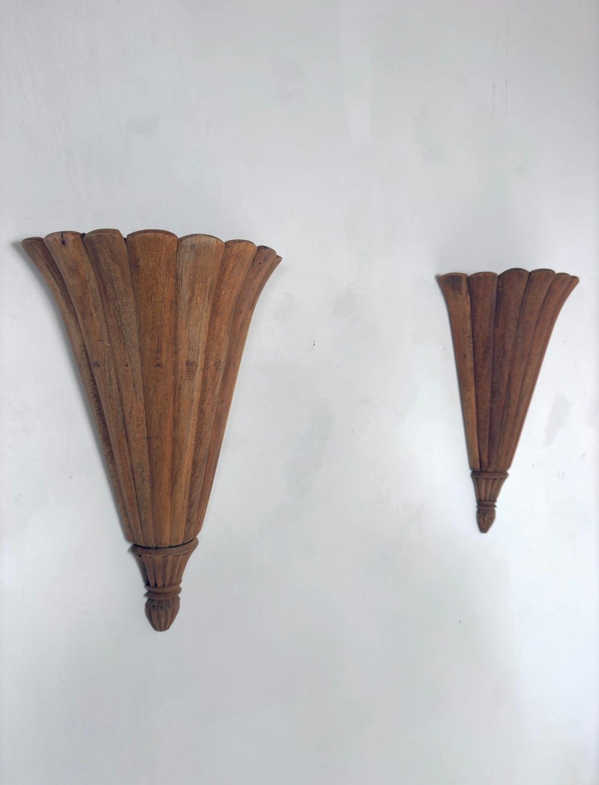 Appliques murales néoclassiques en bois sculpté