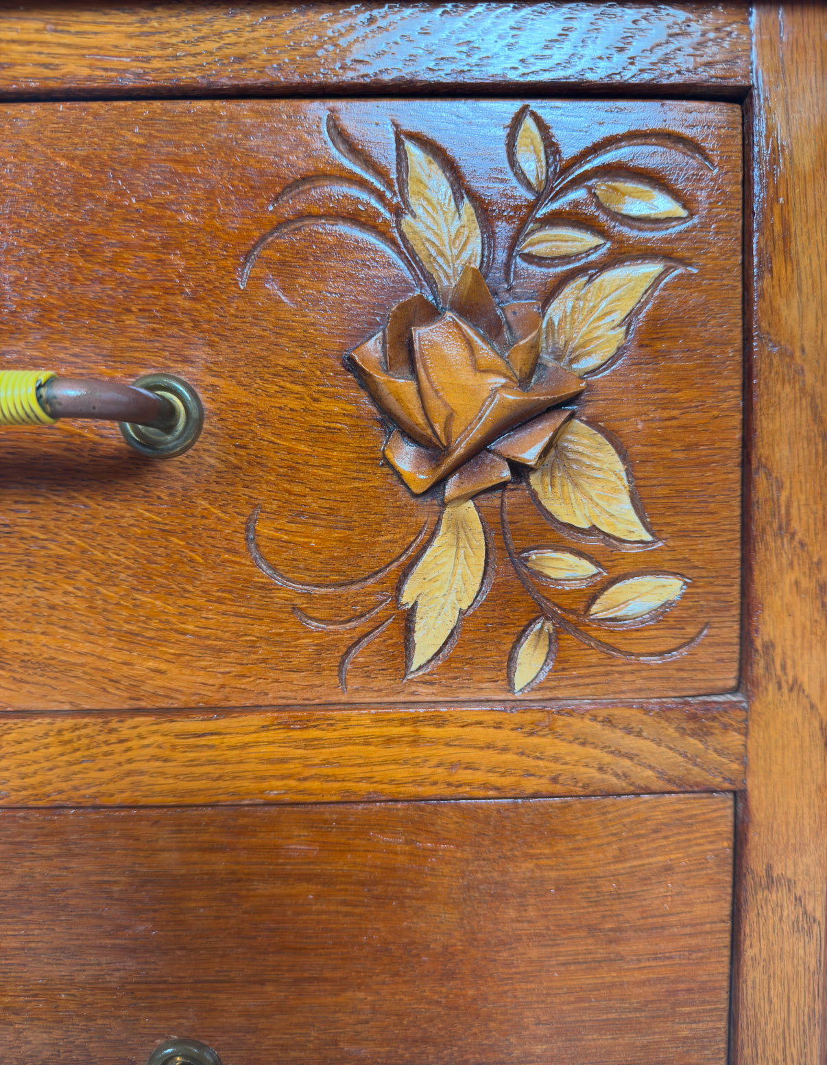 Commode ancienne sculptée