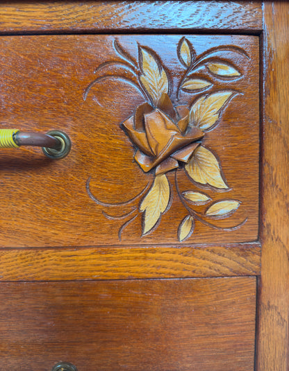 Commode ancienne sculptée
