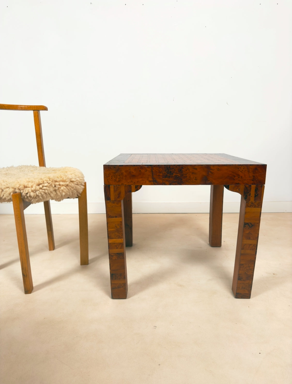 Table d’appoint art déco en bois de thuya