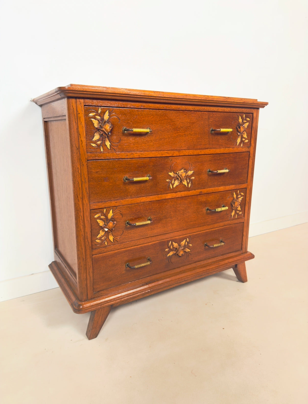 Commode ancienne sculptée